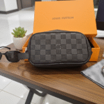 حقيبة يد Louis Vuitton للرجال - تصميم Damier Graphite الأيقوني
